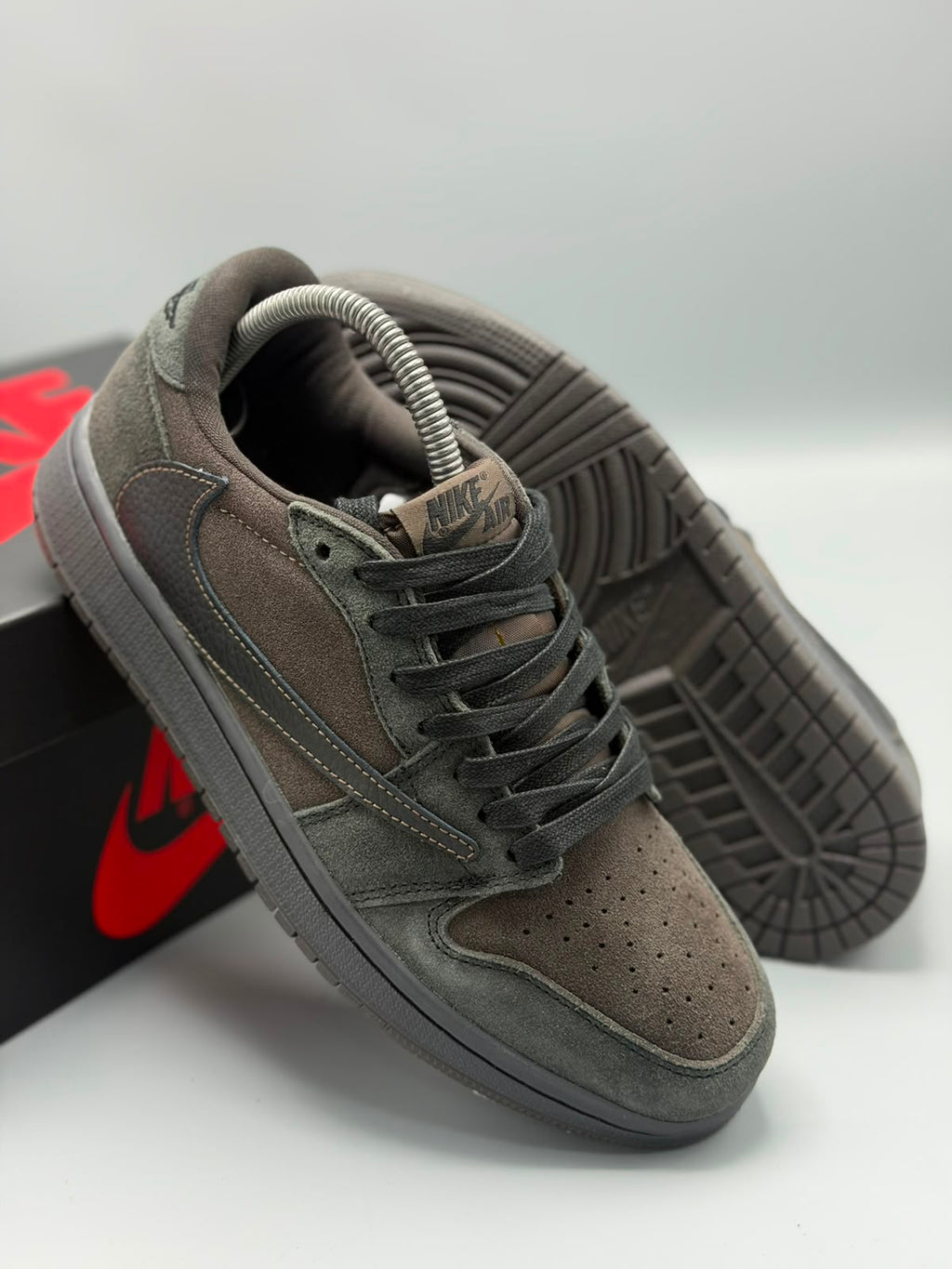 Air Jordan 1 x Travis Scott – Café Oscuro / Negro / Marrón Terroso