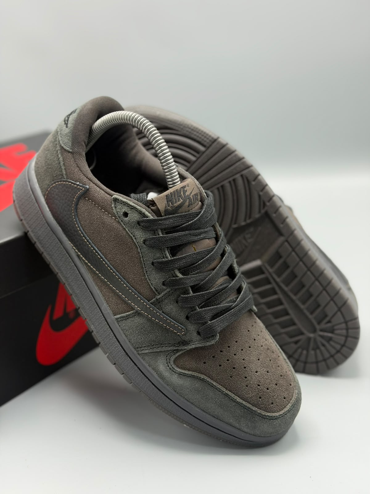 Air Jordan 1 x Travis Scott – Café Oscuro / Negro / Marrón Terroso