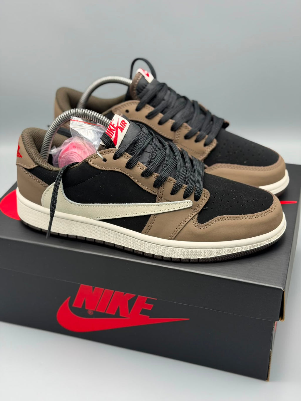 Air Jordan 1 x Travis Scott – Café Mocha / Negro / Crema
