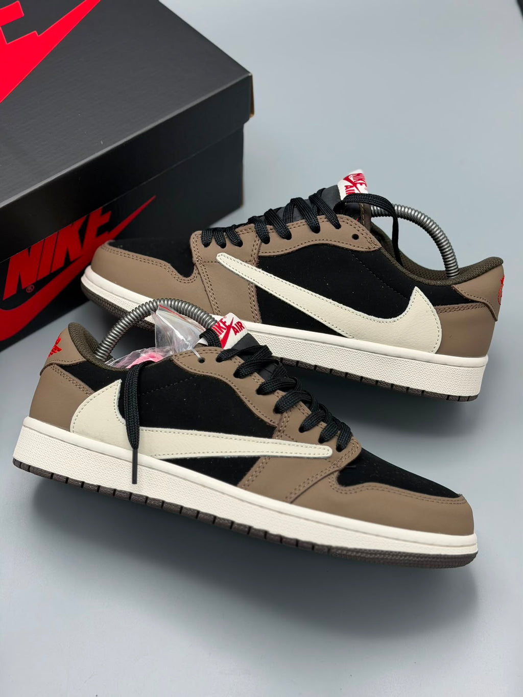 Air Jordan 1 x Travis Scott – Café Mocha / Negro / Crema