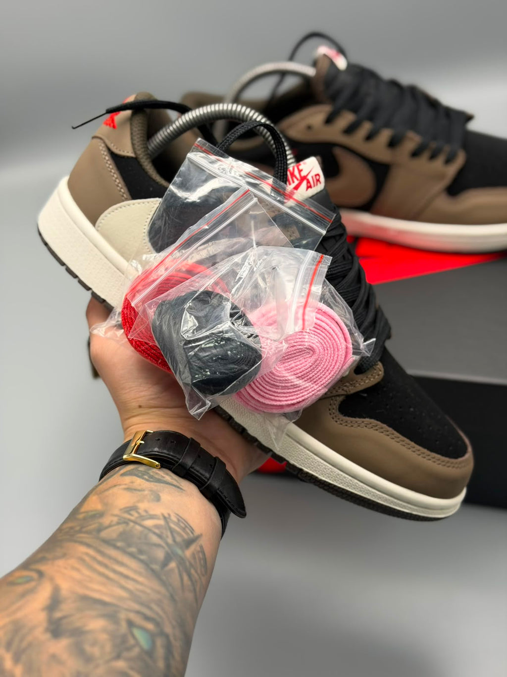 Air Jordan 1 x Travis Scott – Café Mocha / Negro / Crema