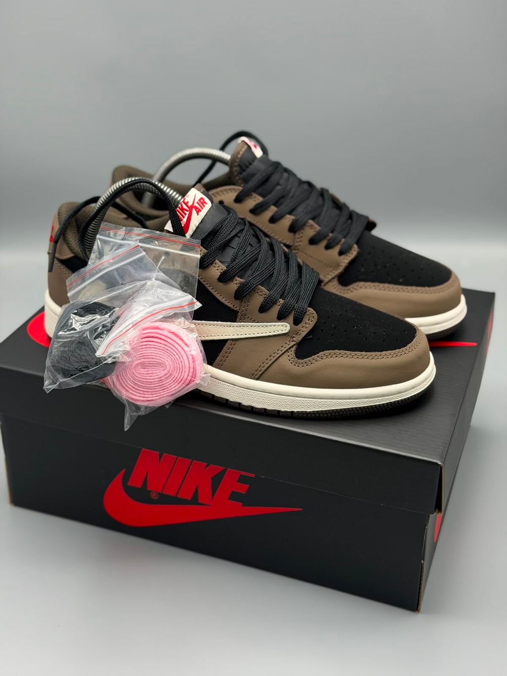 Air Jordan 1 x Travis Scott – Café Mocha / Negro / Crema