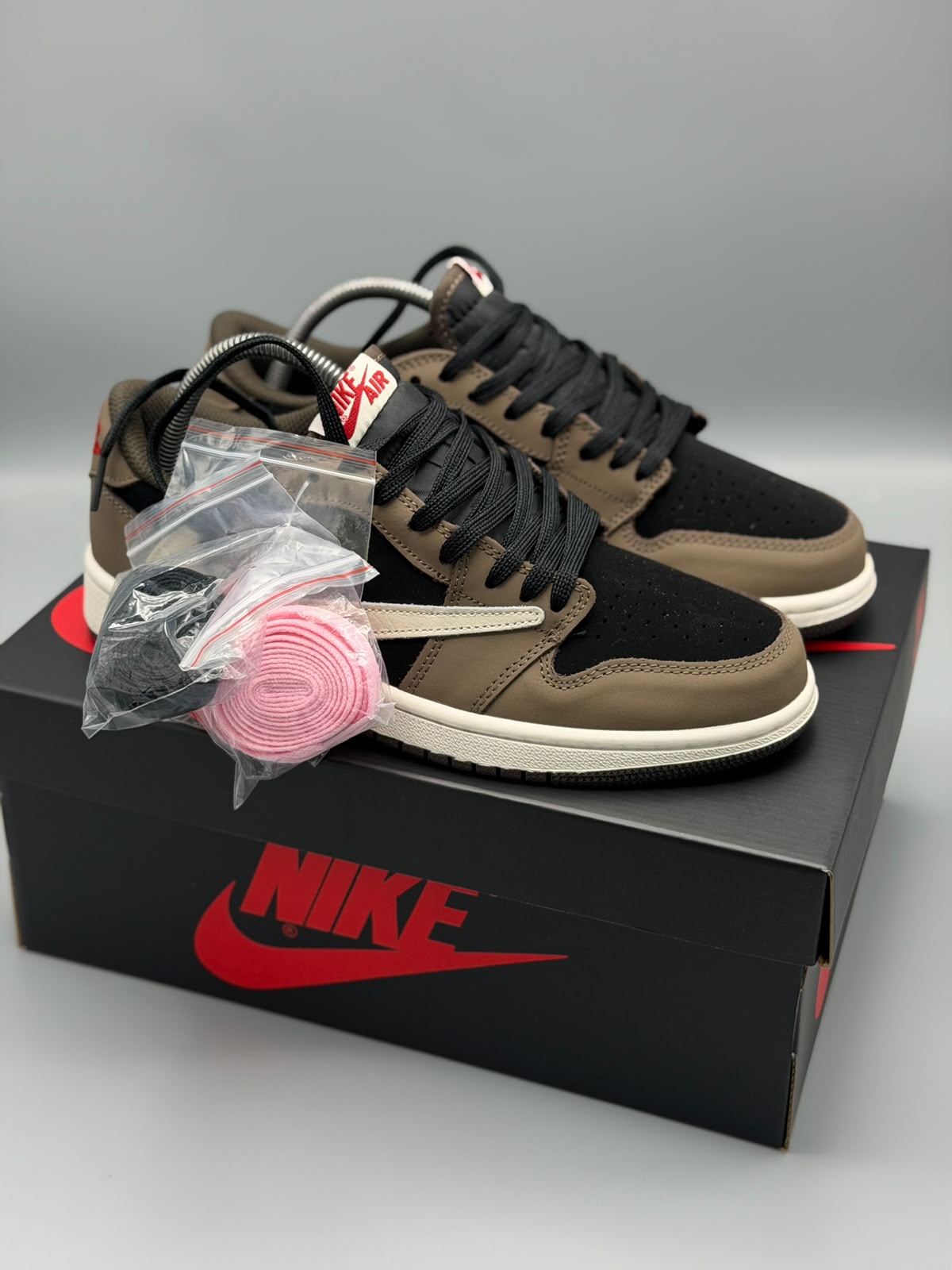 Air Jordan 1 x Travis Scott – Café Mocha / Negro / Crema