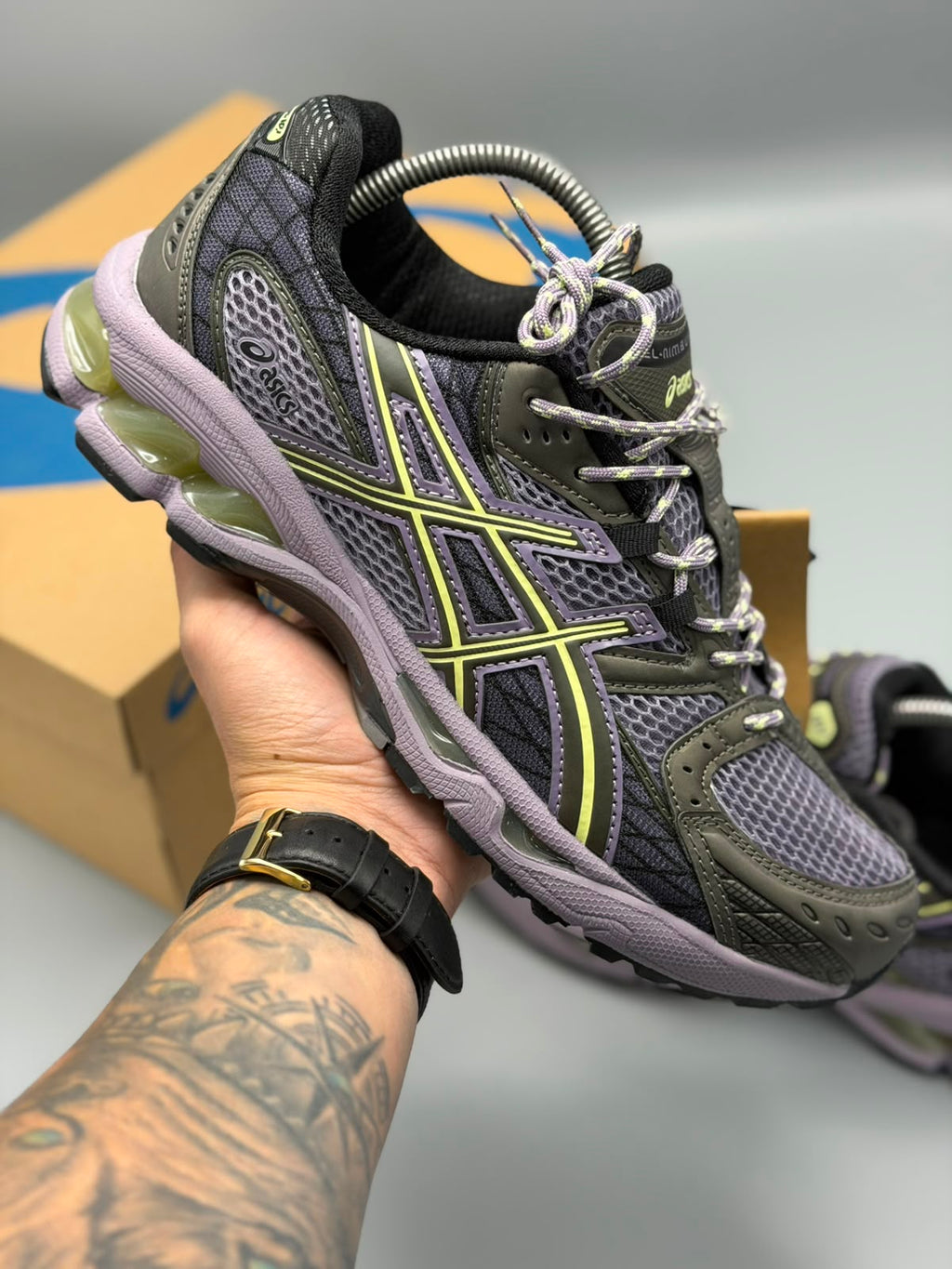 ASICS GEL-NIMBUS – Gris Oscuro / Lila / Verde Lima