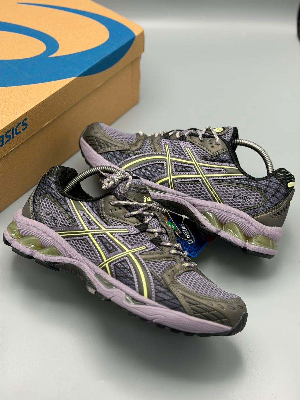 ASICS GEL-NIMBUS – Gris Oscuro / Lila / Verde Lima