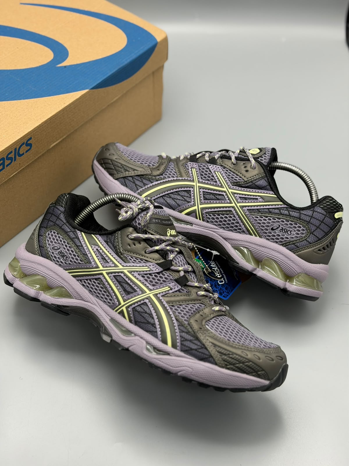ASICS GEL-NIMBUS – Gris Oscuro / Lila / Verde Lima