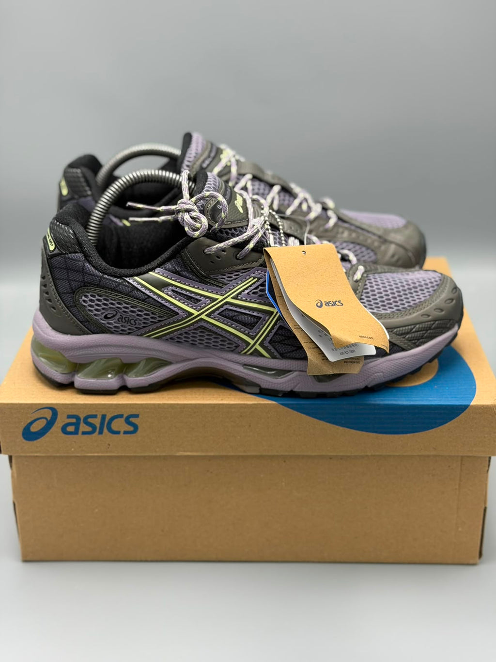 ASICS GEL-NIMBUS – Gris Oscuro / Lila / Verde Lima