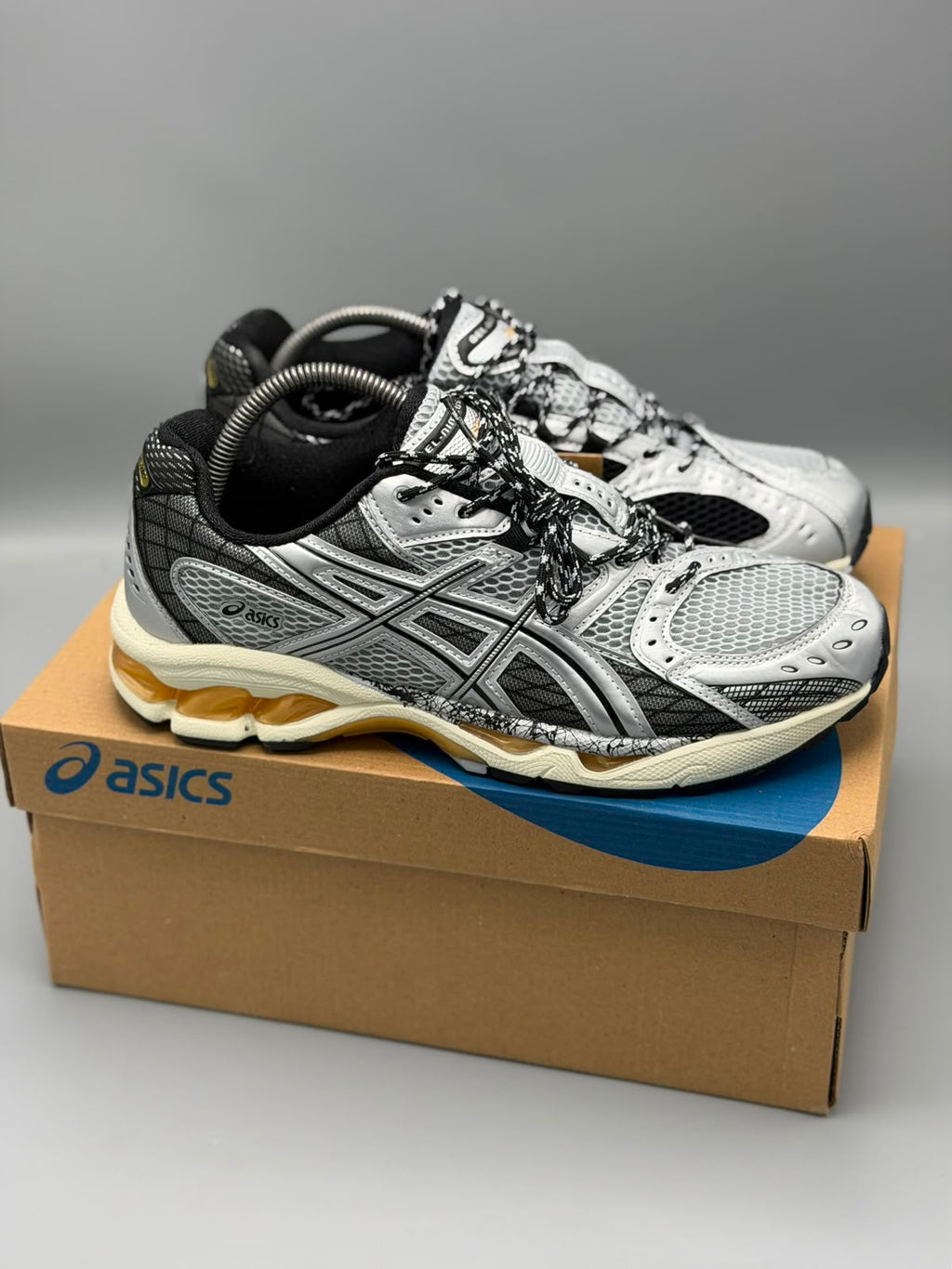 ASICS GEL-NIMBUS 10.1 – Plateado / Negro / Crema / Ámbar