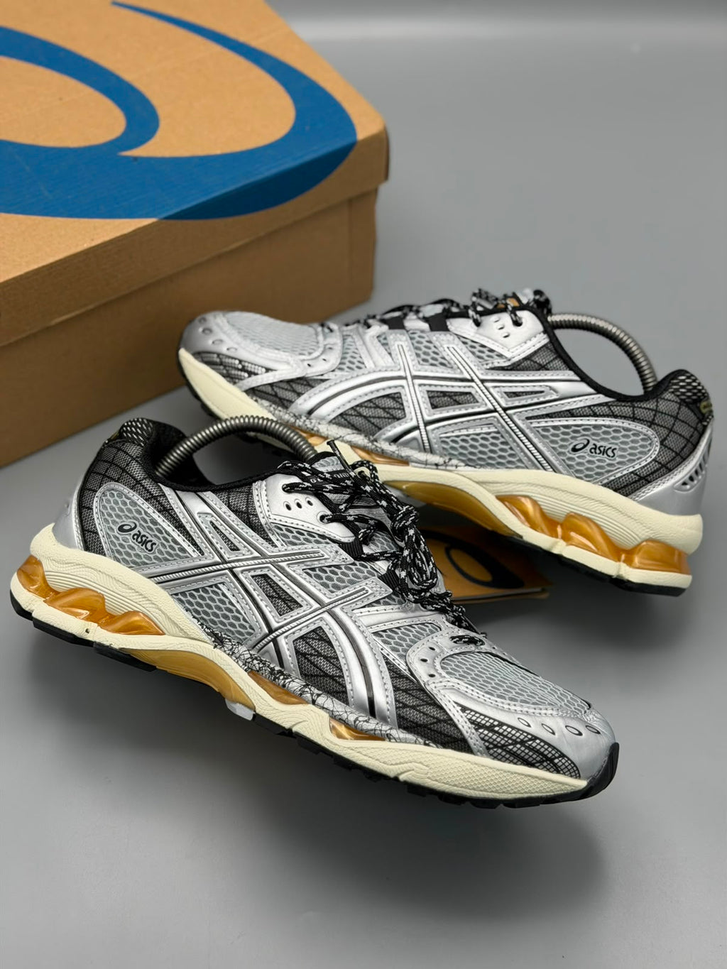 ASICS GEL-NIMBUS 10.1 – Plateado / Negro / Crema / Ámbar