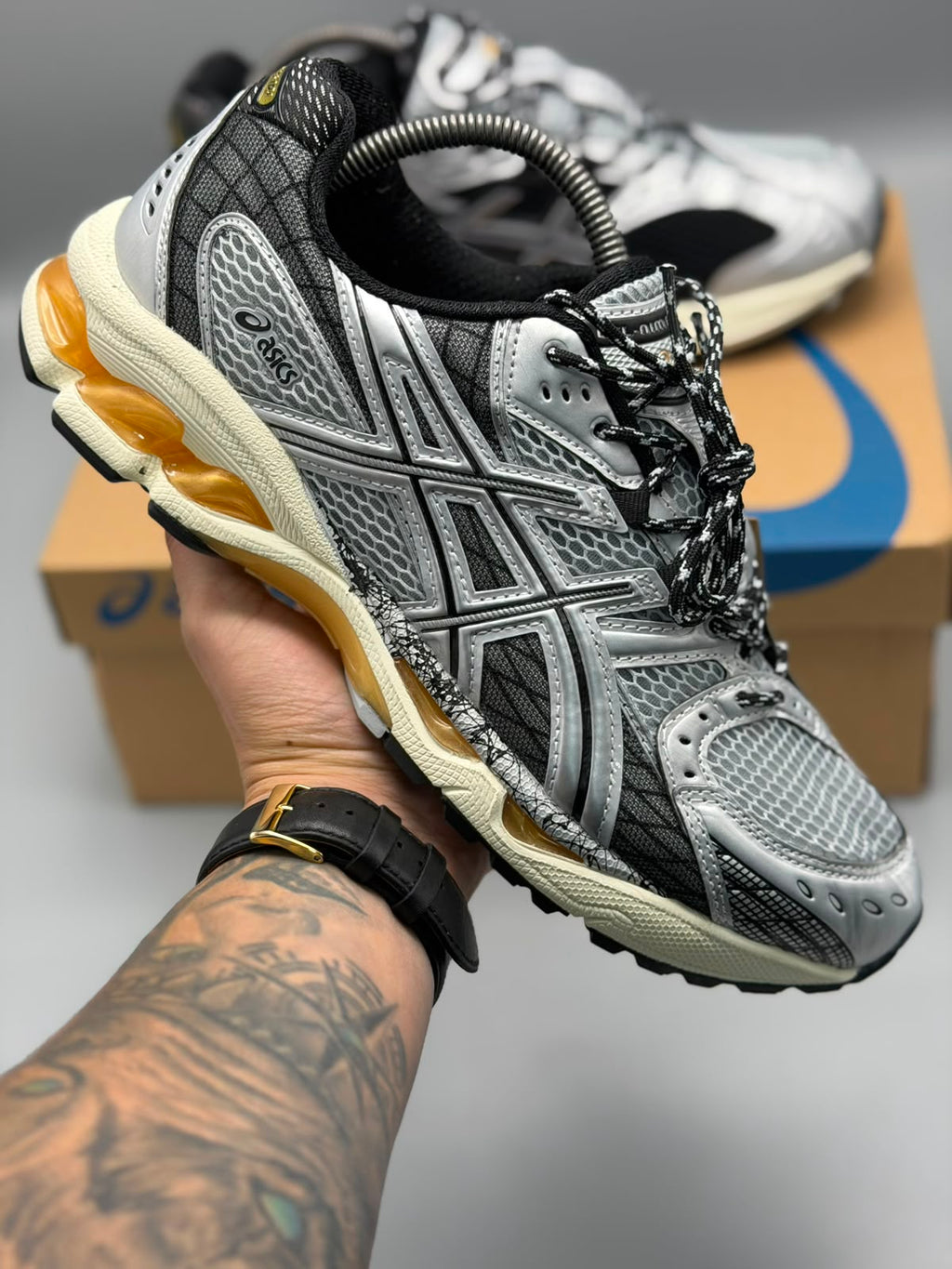 ASICS GEL-NIMBUS 10.1 – Plateado / Negro / Crema / Ámbar