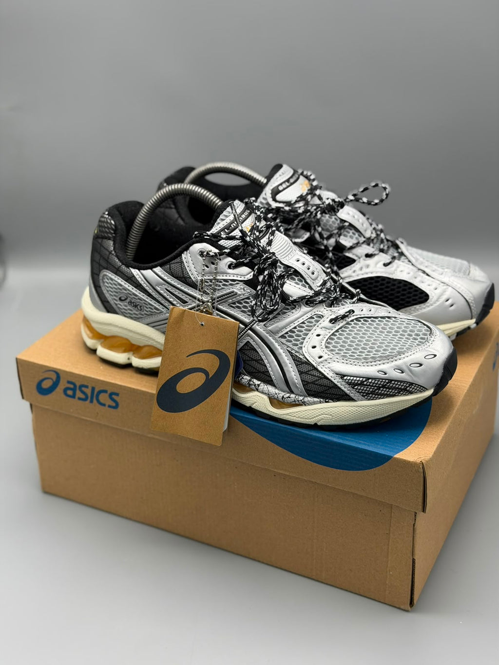 ASICS GEL-NIMBUS 10.1 – Plateado / Negro / Crema / Ámbar