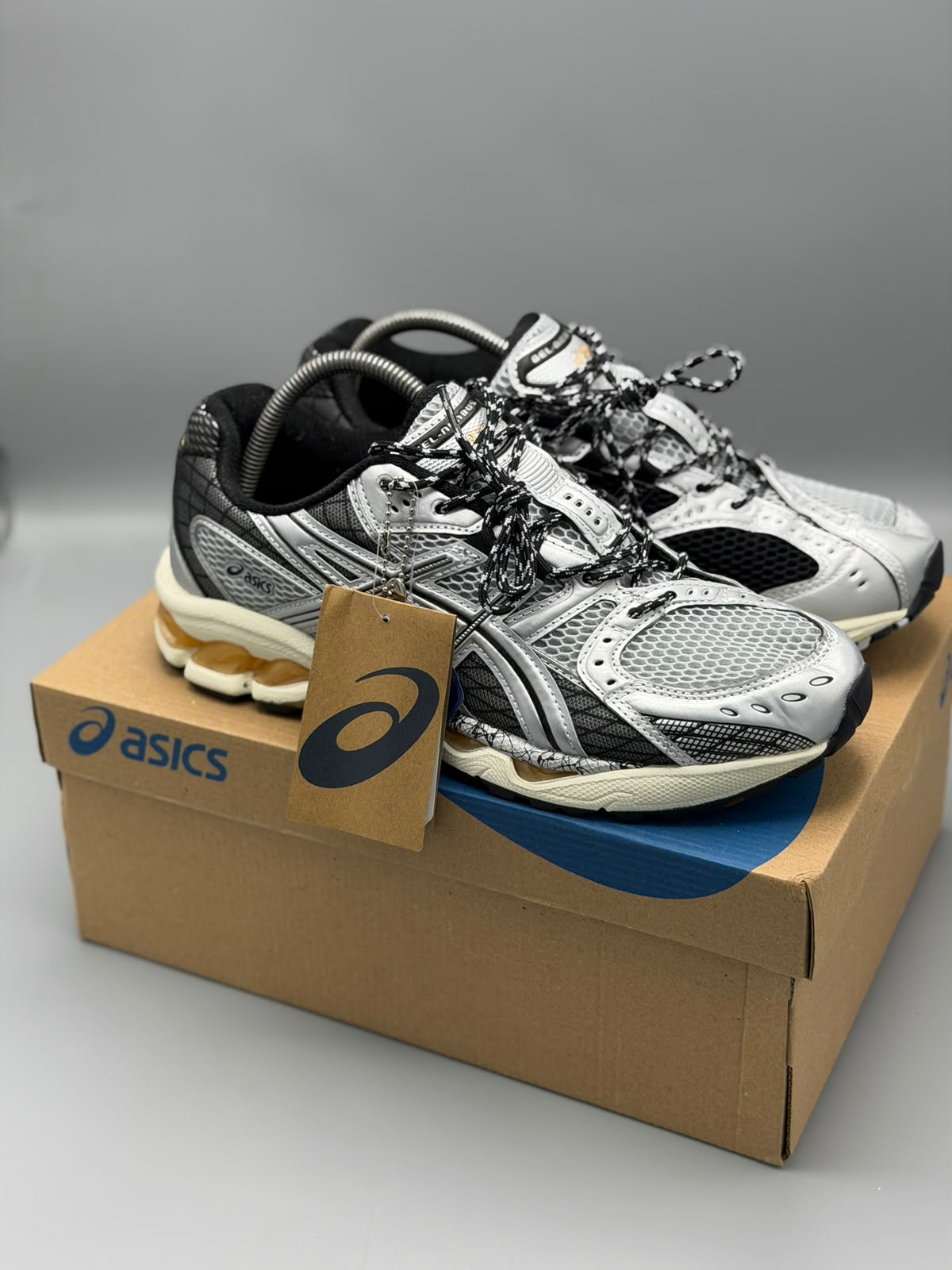 ASICS GEL-NIMBUS 10.1 – Plateado / Negro / Crema / Ámbar