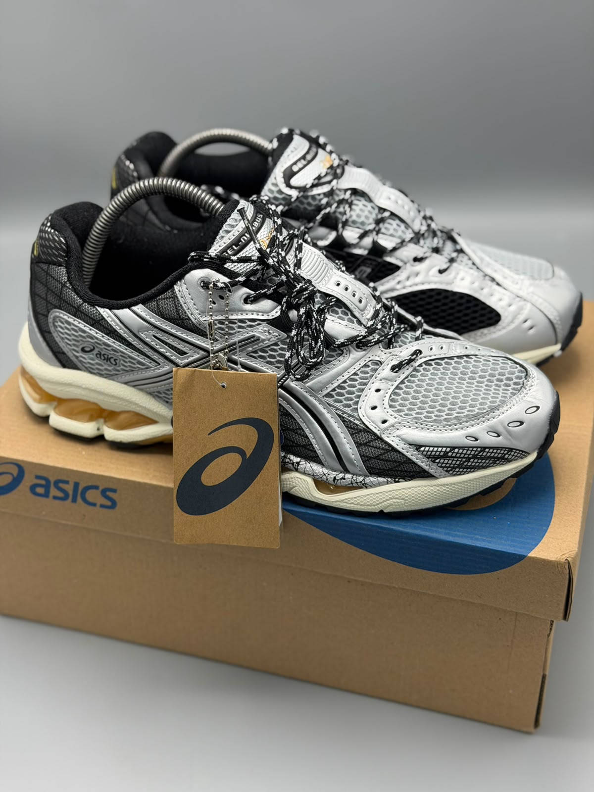 ASICS GEL-NIMBUS 10.1 – Plateado / Negro / Crema / Ámbar