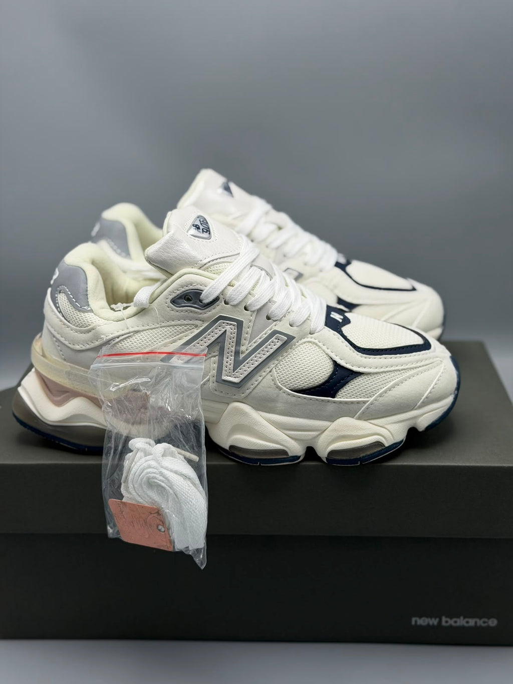 New Balance 9060 – Crema / Azul Marino / Plateado