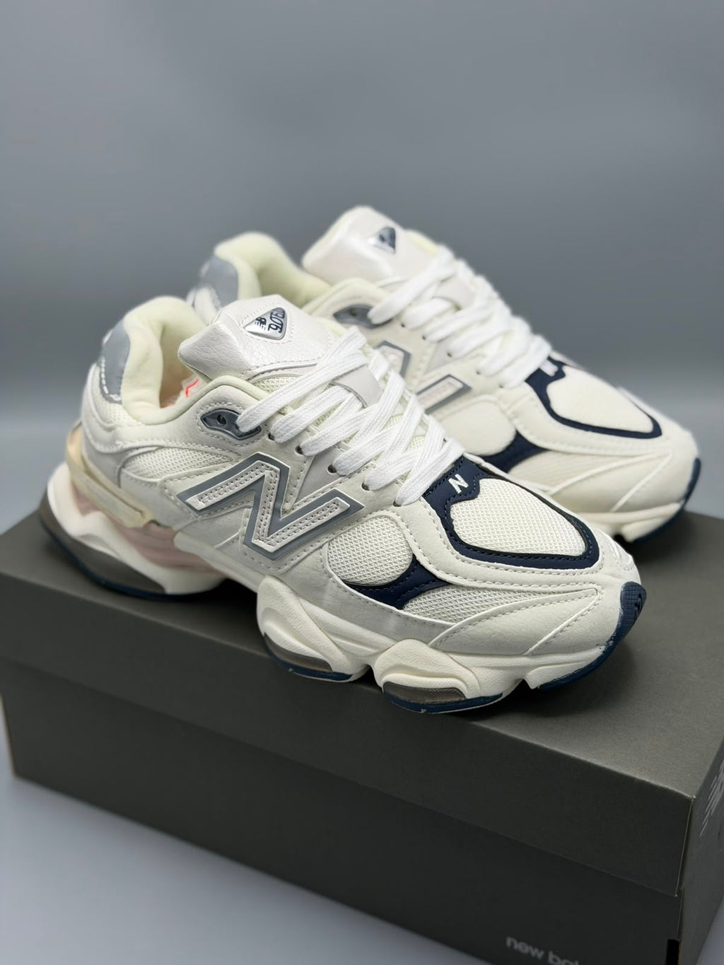 New Balance 9060 – Crema / Azul Marino / Plateado