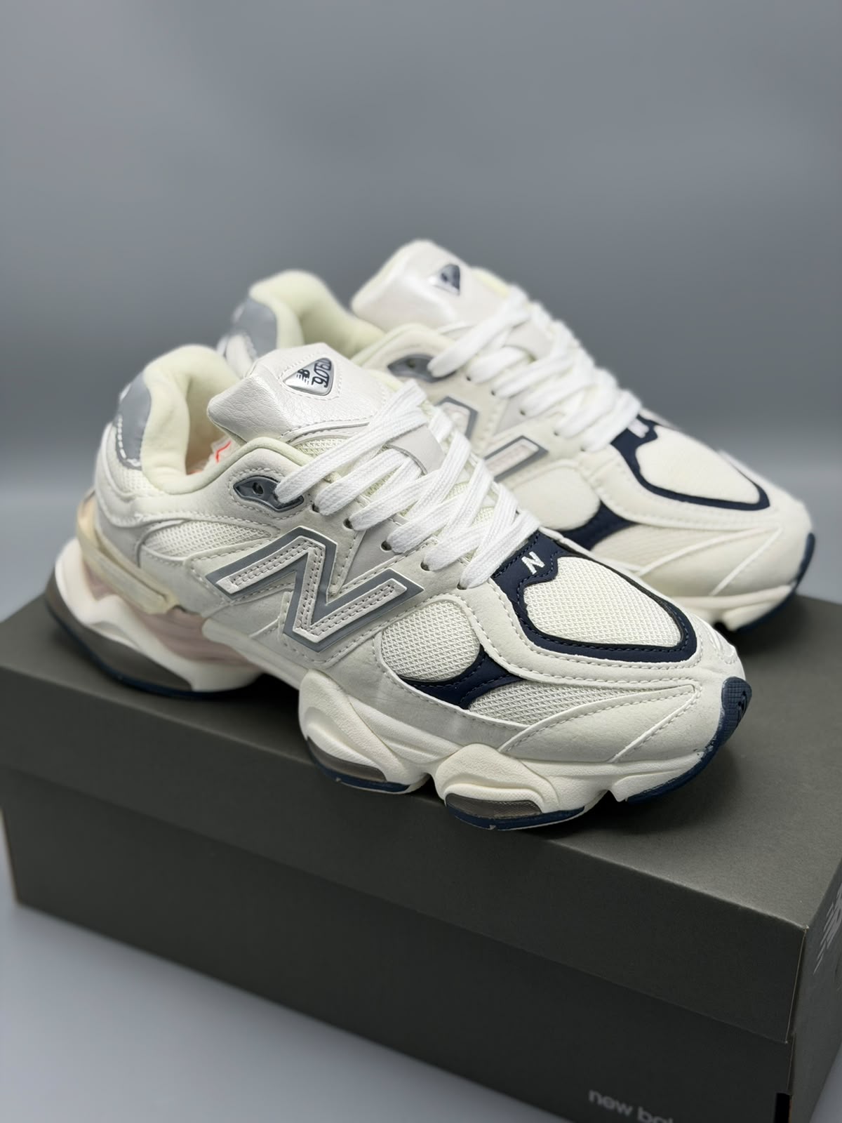 New Balance 9060 – Crema / Azul Marino / Plateado