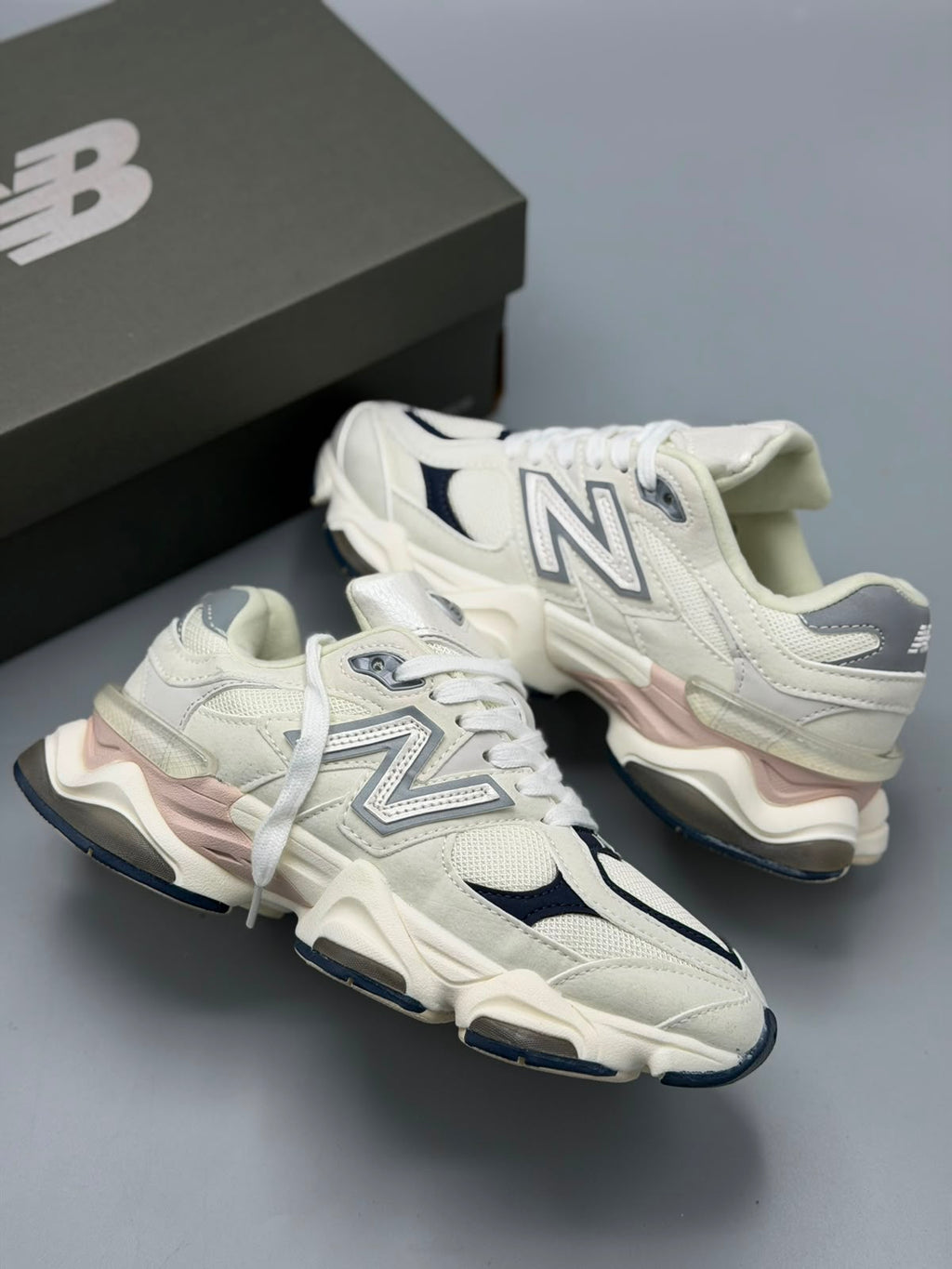 New Balance 9060 – Crema / Azul Marino / Plateado