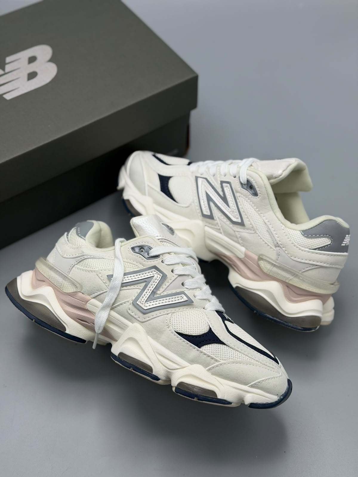 New Balance 9060 – Crema / Azul Marino / Plateado