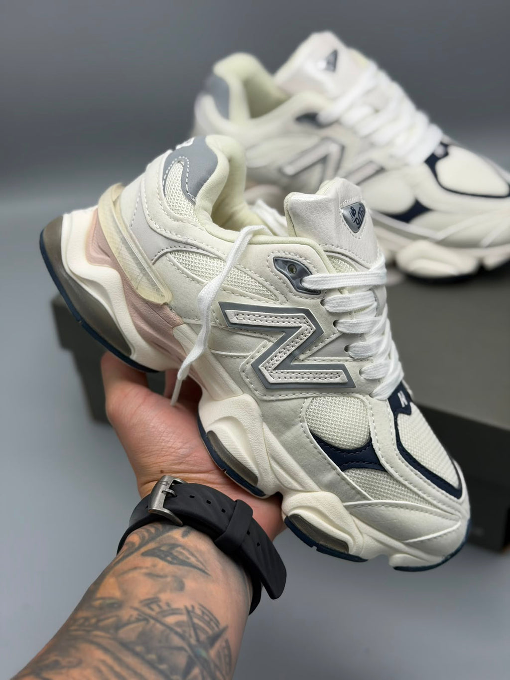 New Balance 9060 – Crema / Azul Marino / Plateado