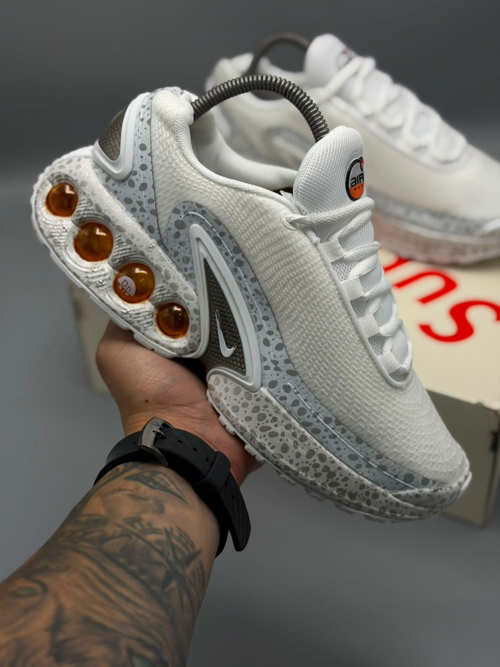 Nike Air Max Dn – Blanco / Gris / Ámbar