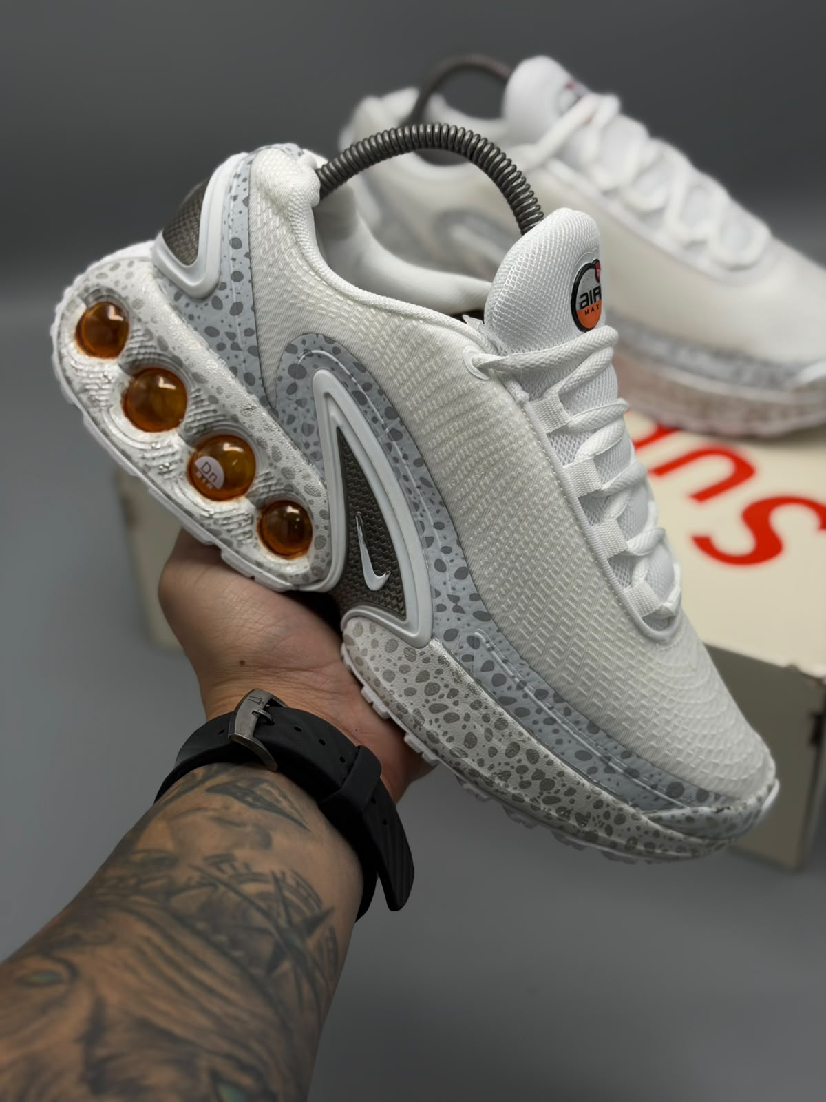 Nike Air Max Dn – Blanco / Gris / Ámbar