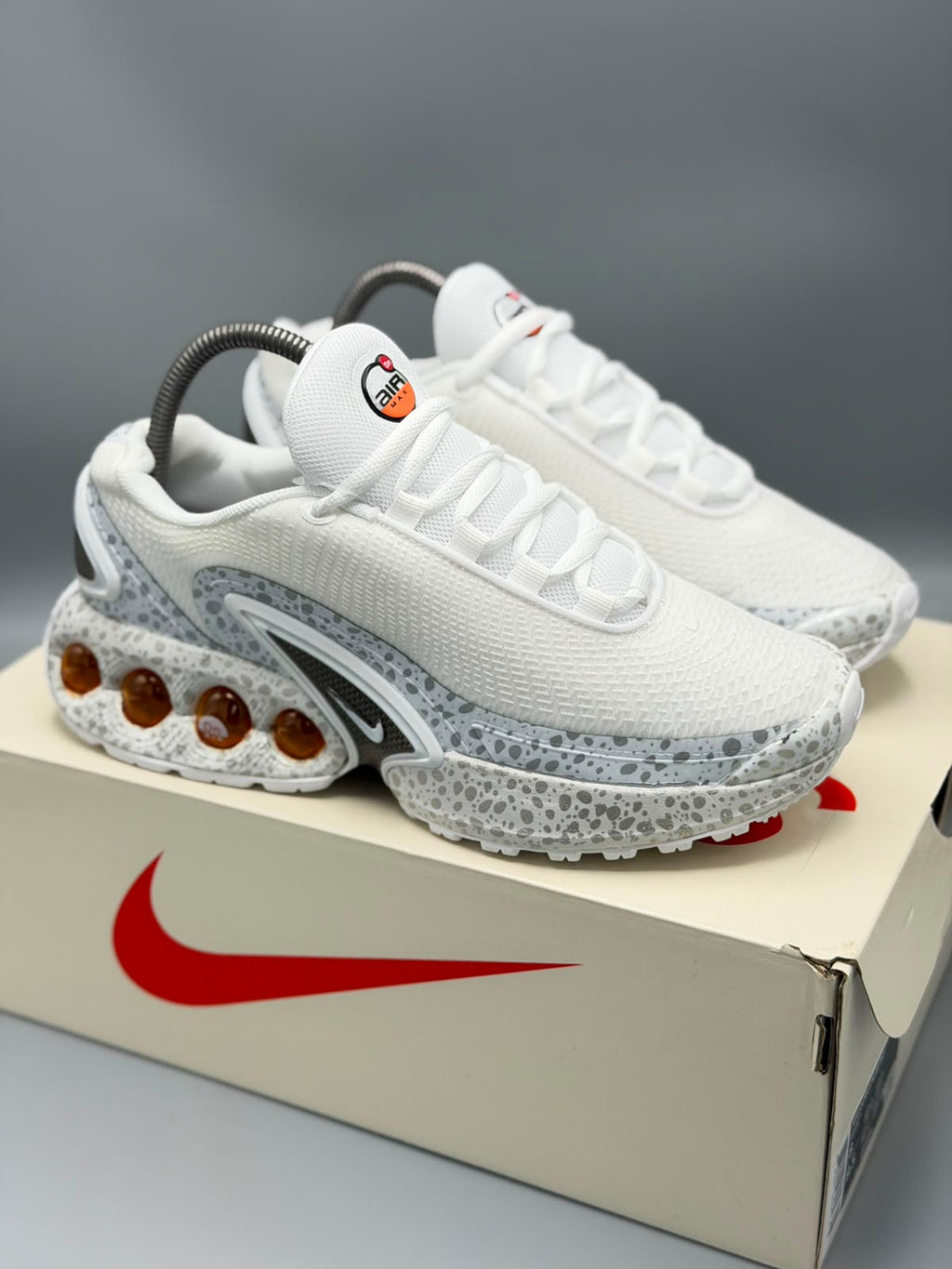 Nike Air Max Dn – Blanco / Gris / Ámbar