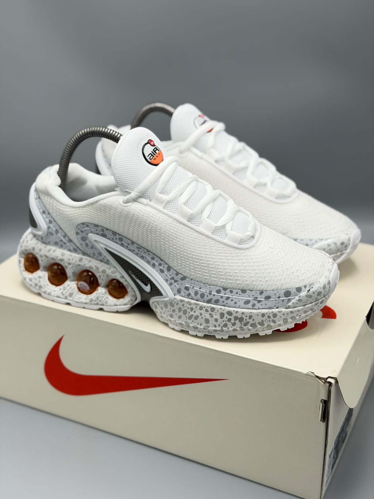 Nike Air Max Dn – Blanco / Gris / Ámbar