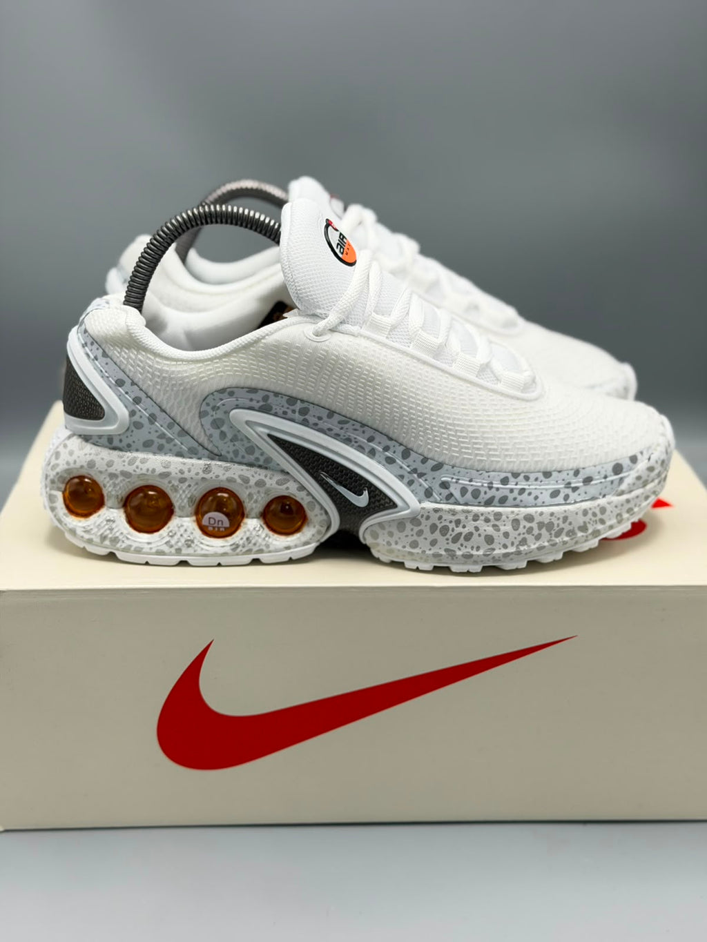 Nike Air Max Dn – Blanco / Gris / Ámbar