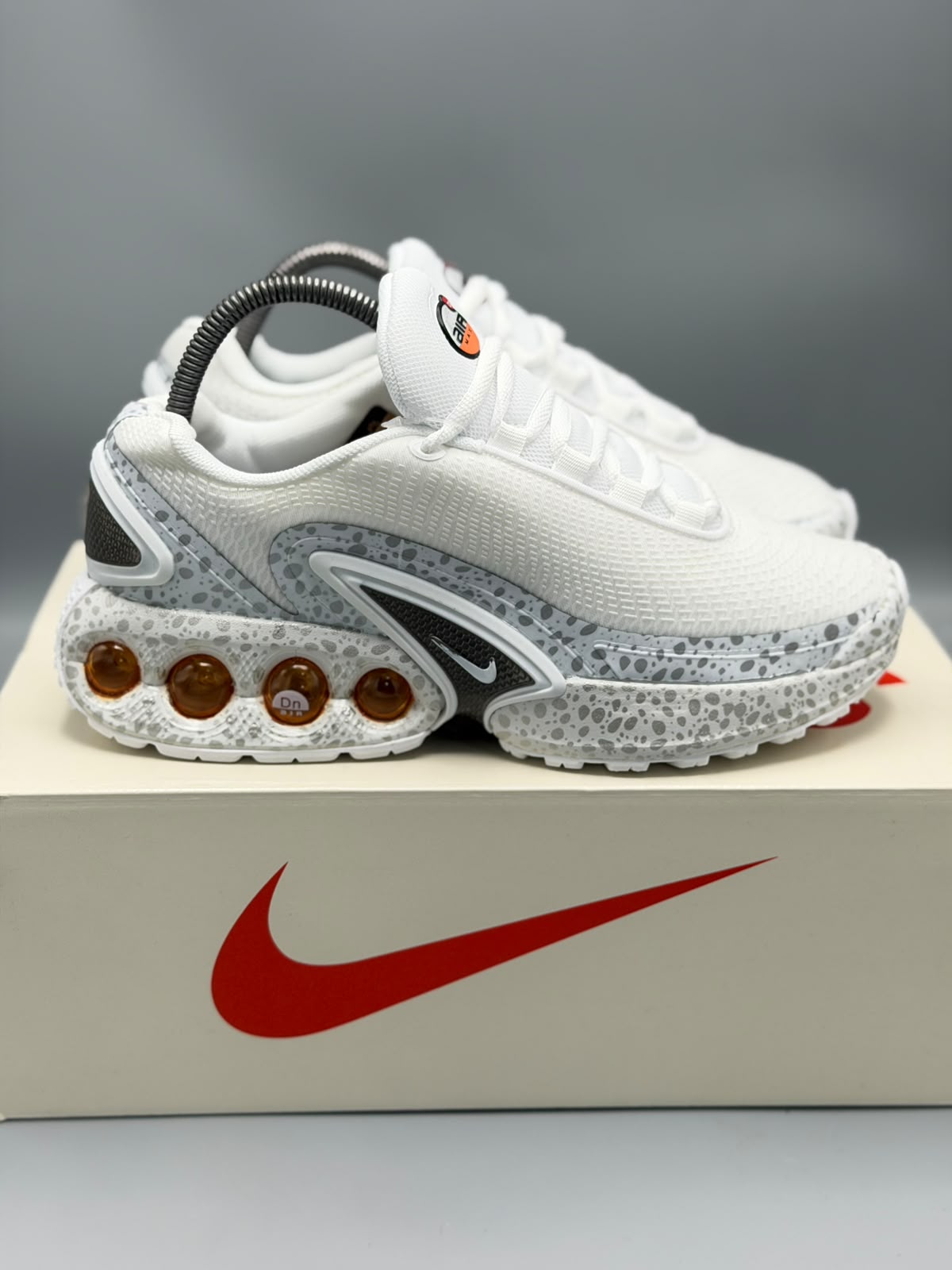 Nike Air Max Dn – Blanco / Gris / Ámbar
