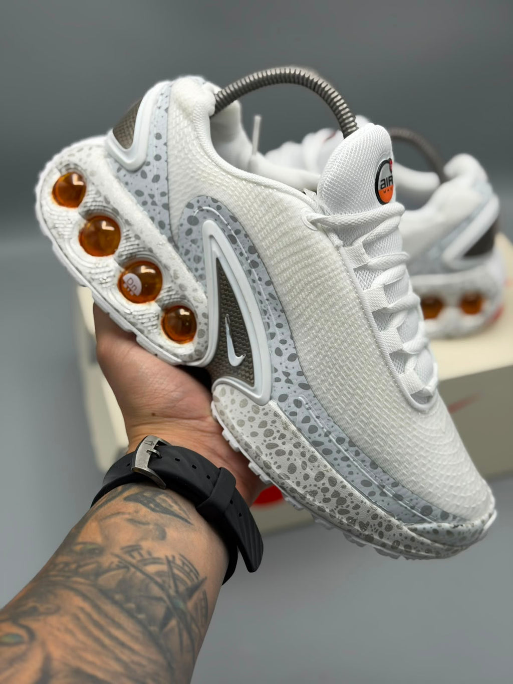 Nike Air Max Dn – Blanco / Gris / Ámbar