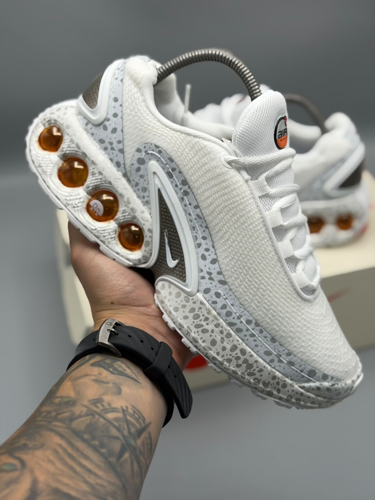 Nike Air Max Dn – Blanco / Gris / Ámbar