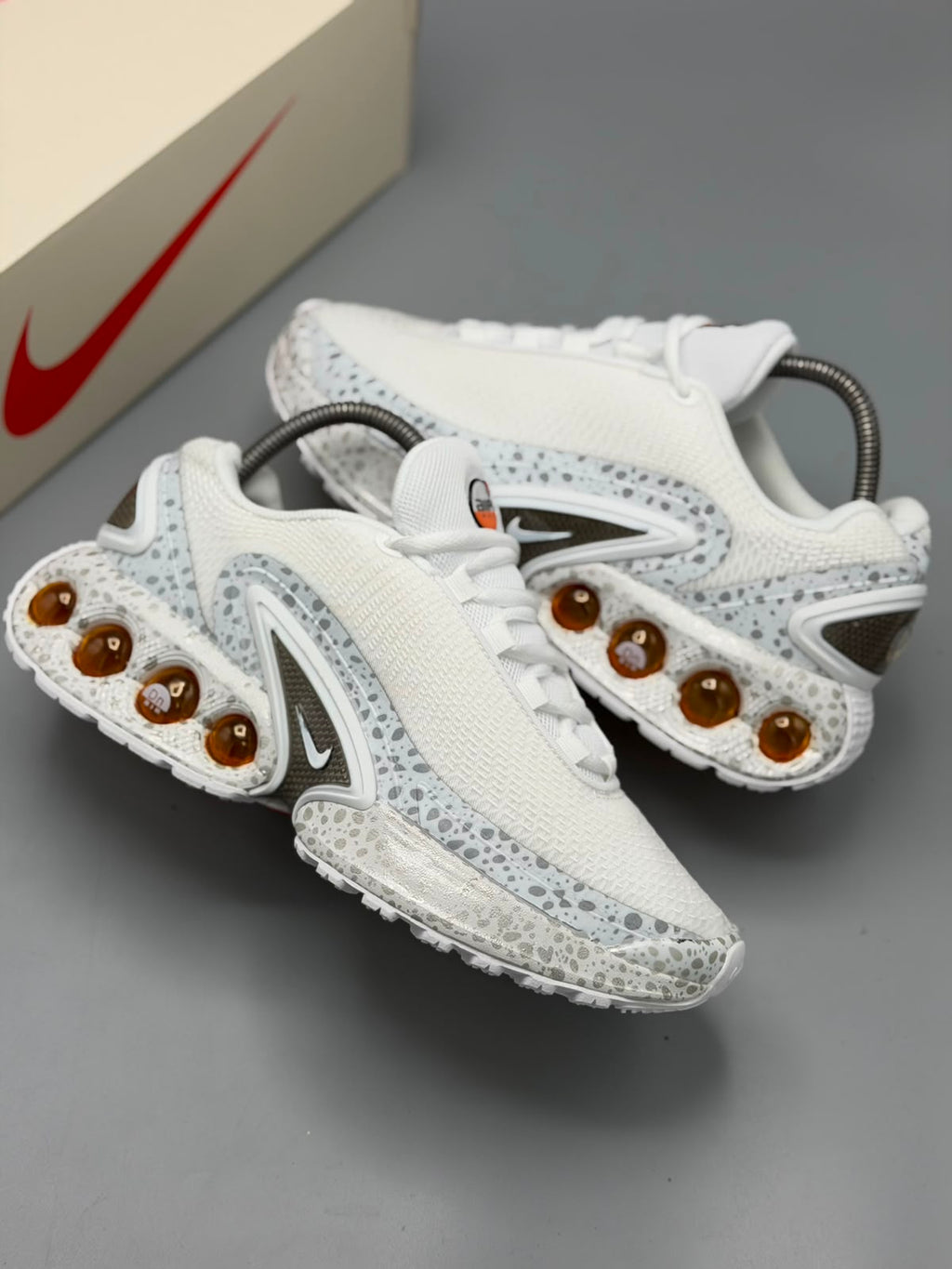 Nike Air Max Dn – Blanco / Gris / Ámbar