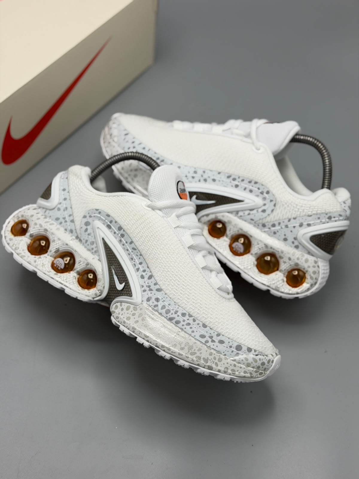 Nike Air Max Dn – Blanco / Gris / Ámbar