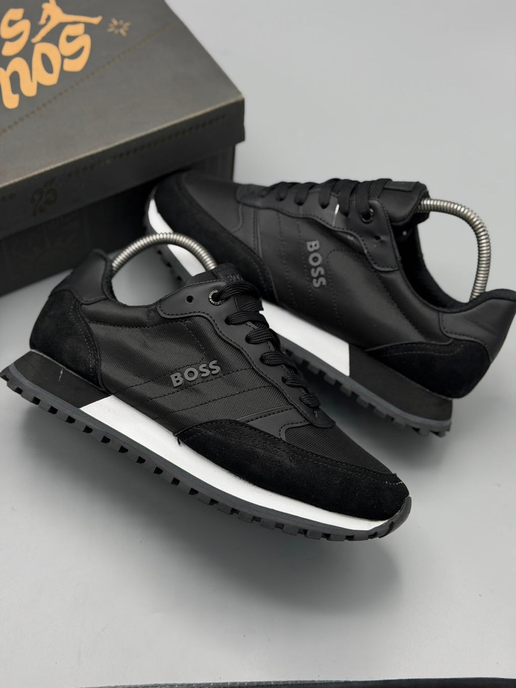 Hugo Boss – Negro / Blanco / Gris oscuro