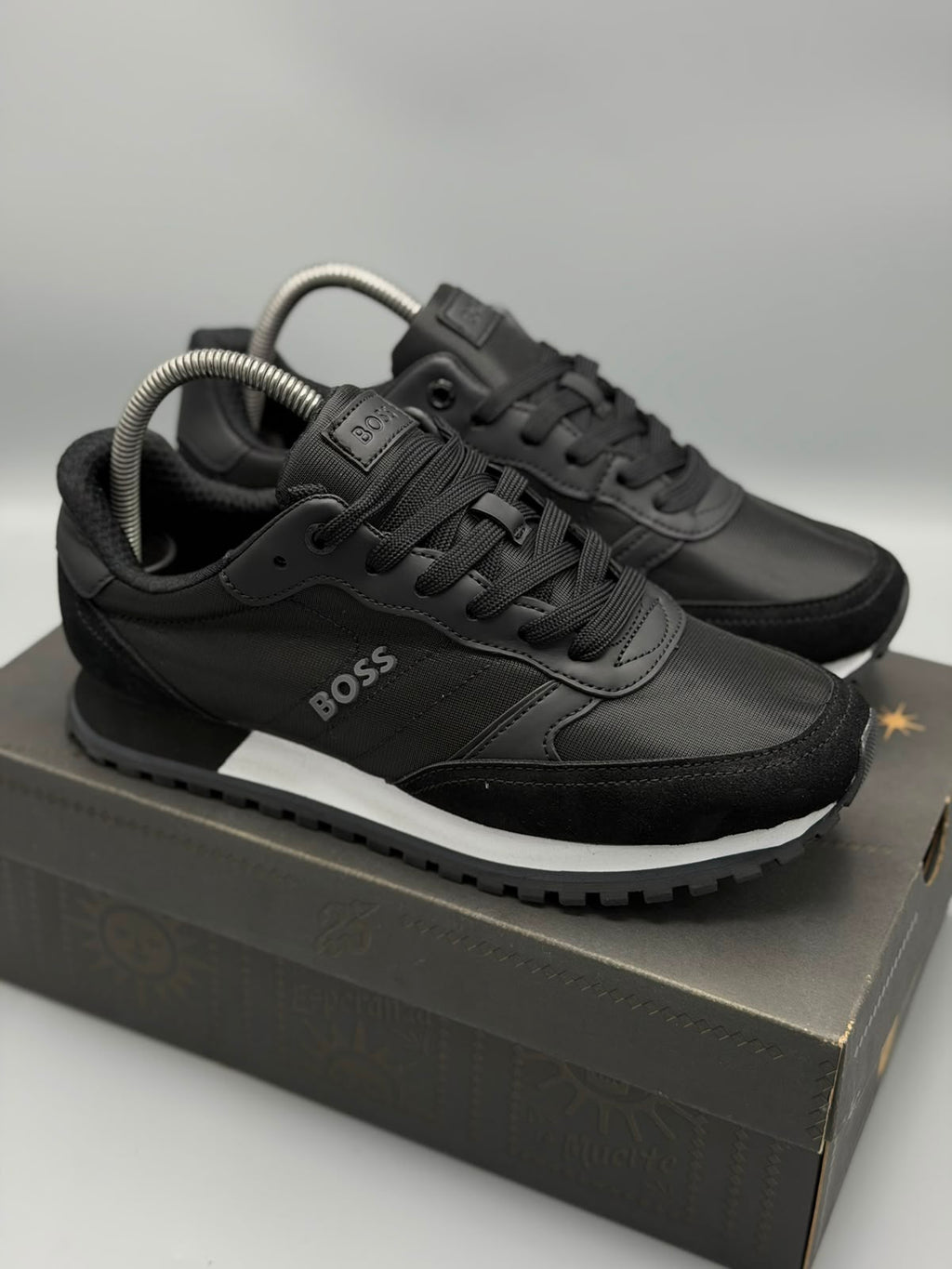 Hugo Boss – Negro / Blanco / Gris oscuro