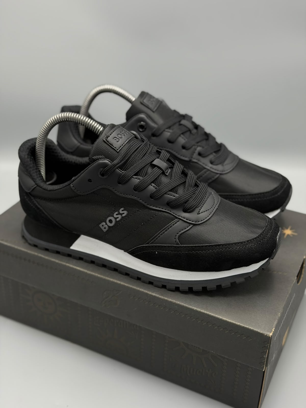 Hugo Boss – Negro / Blanco / Gris oscuro