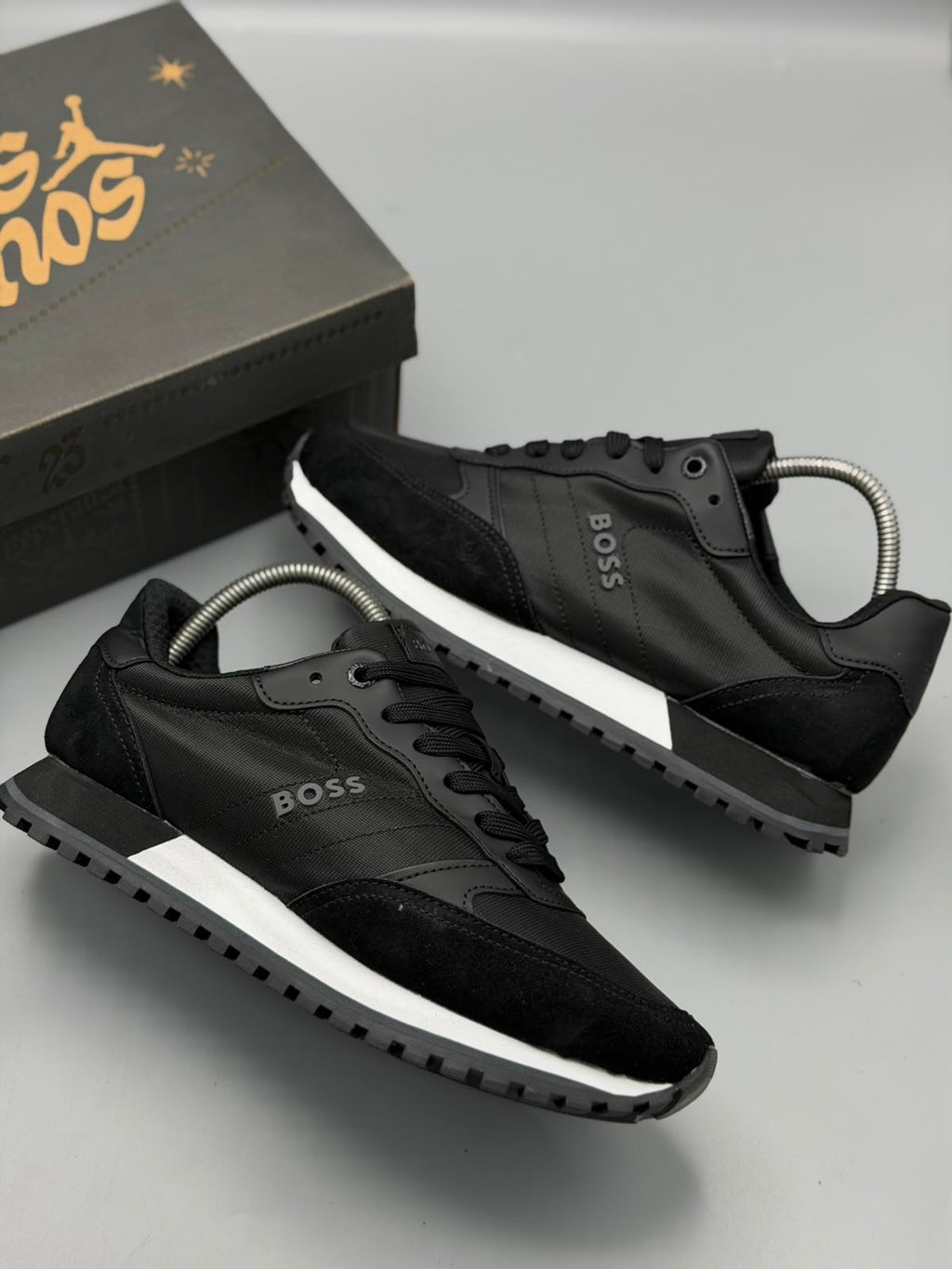 Hugo Boss – Negro / Blanco / Gris oscuro