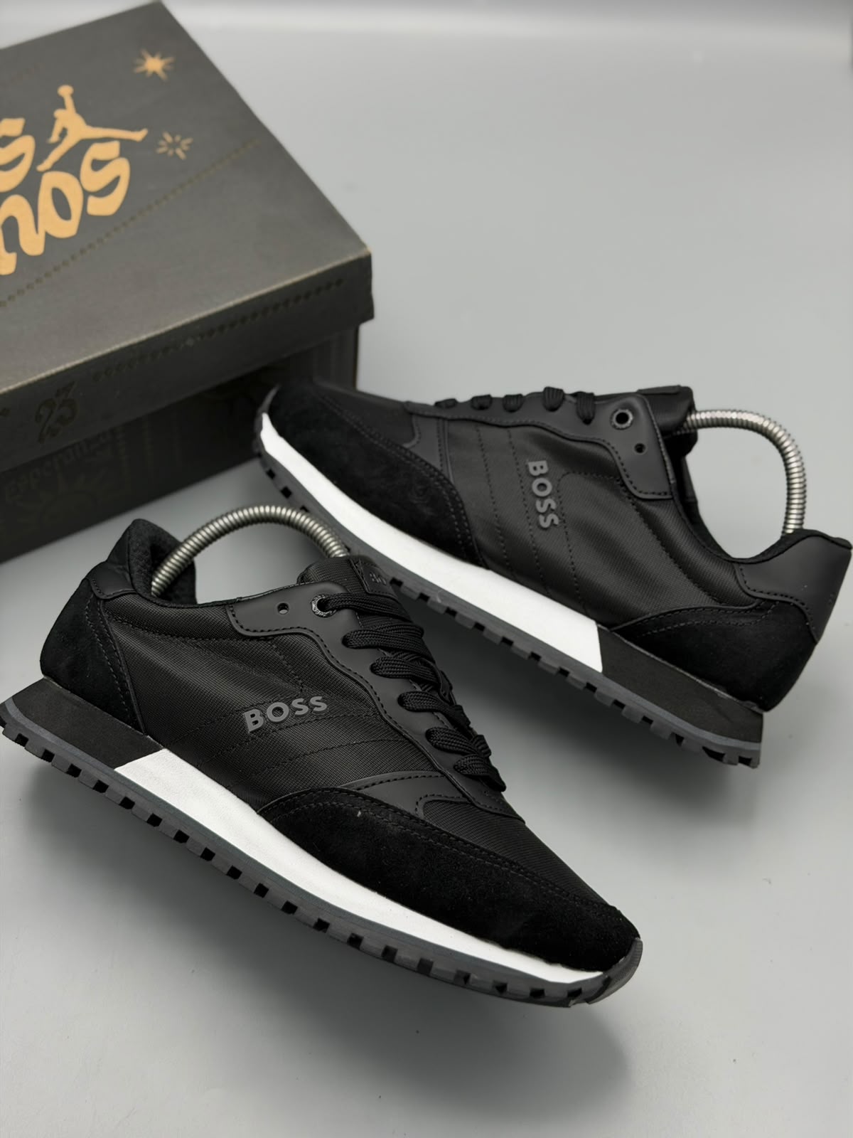 Hugo Boss – Negro / Blanco / Gris oscuro