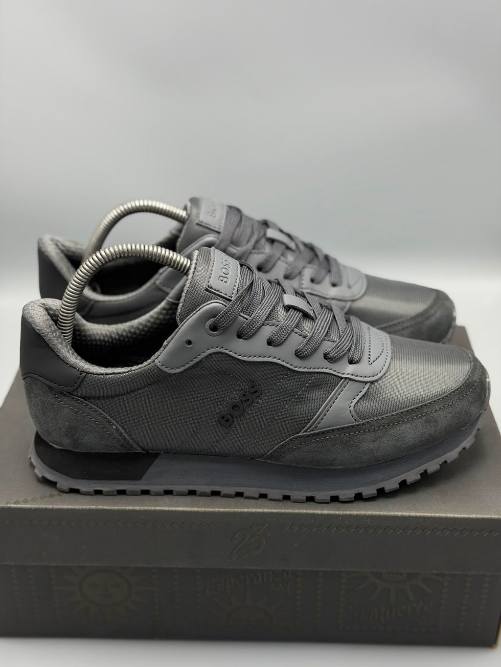 Hugo Boss – Gris Grafito / Negro
