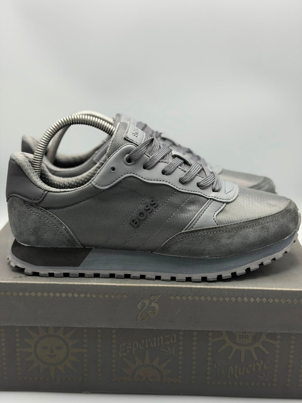 Hugo Boss – Gris Grafito / Negro