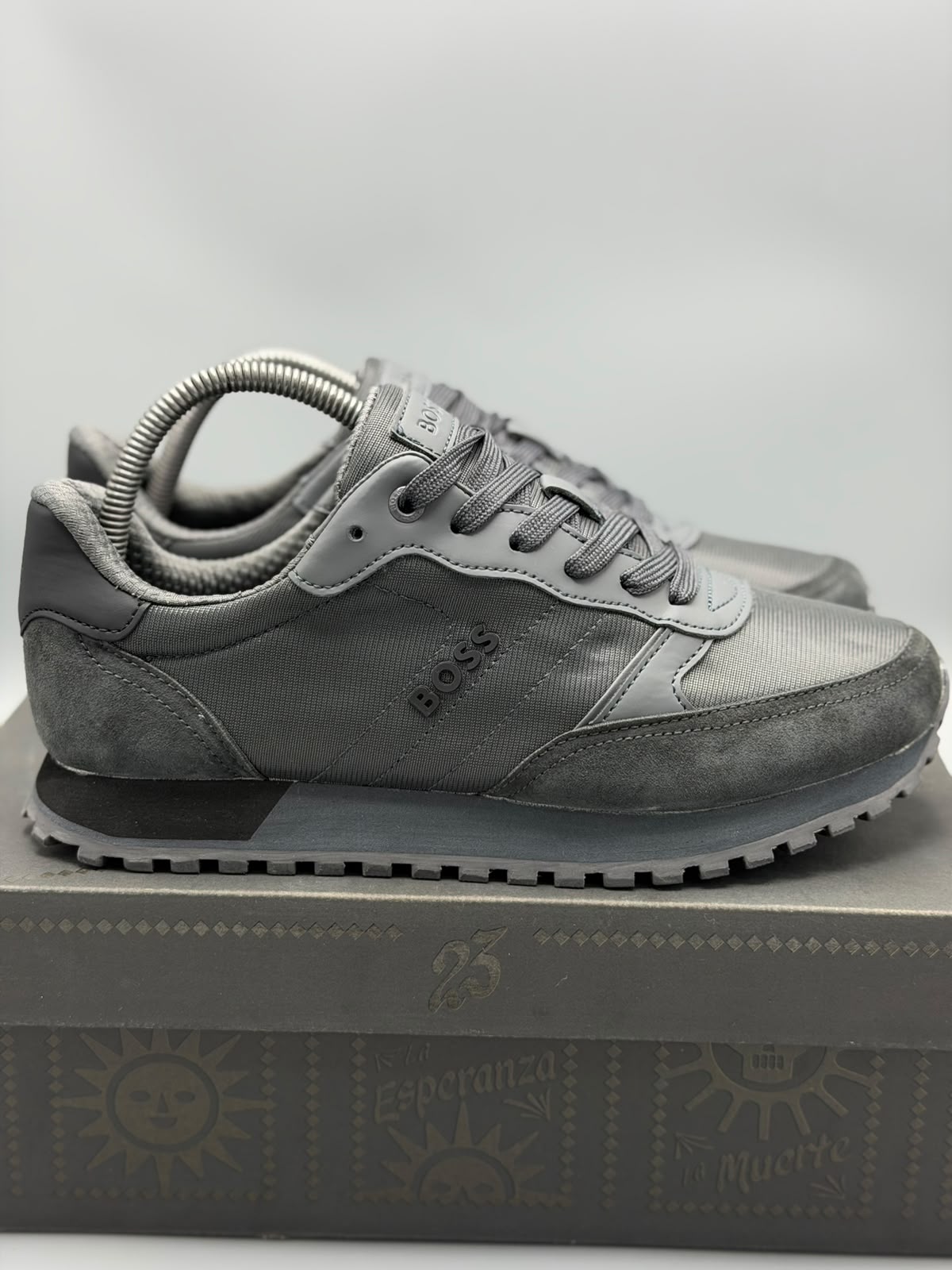 Hugo Boss – Gris Grafito / Negro