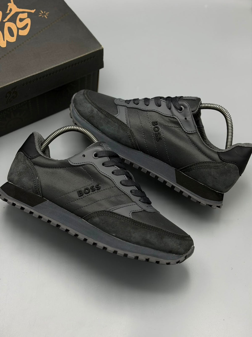 Hugo Boss – Gris Grafito / Negro