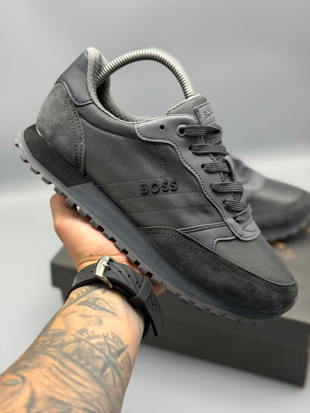 Hugo Boss – Gris Grafito / Negro
