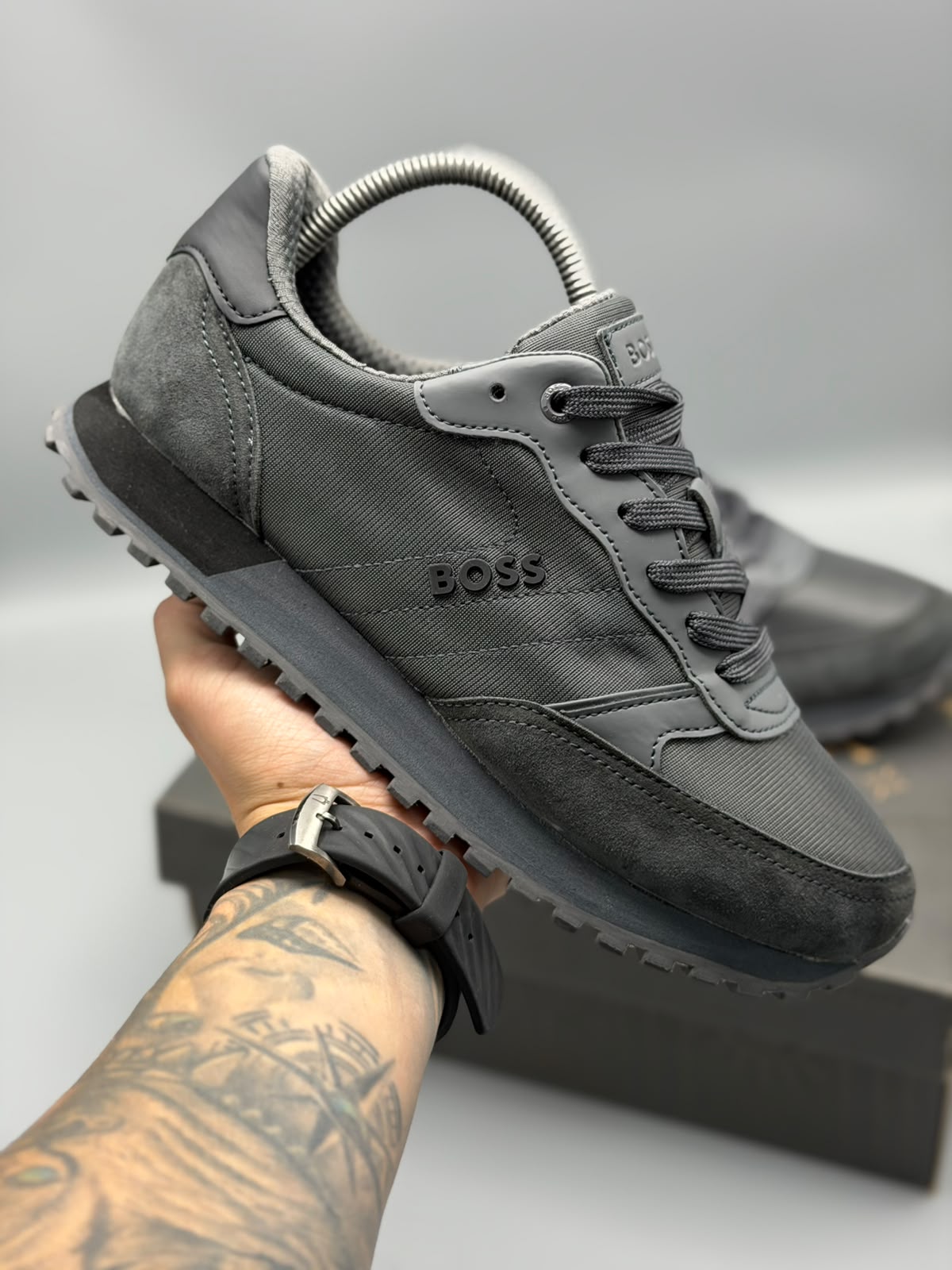 Hugo Boss – Gris Grafito / Negro