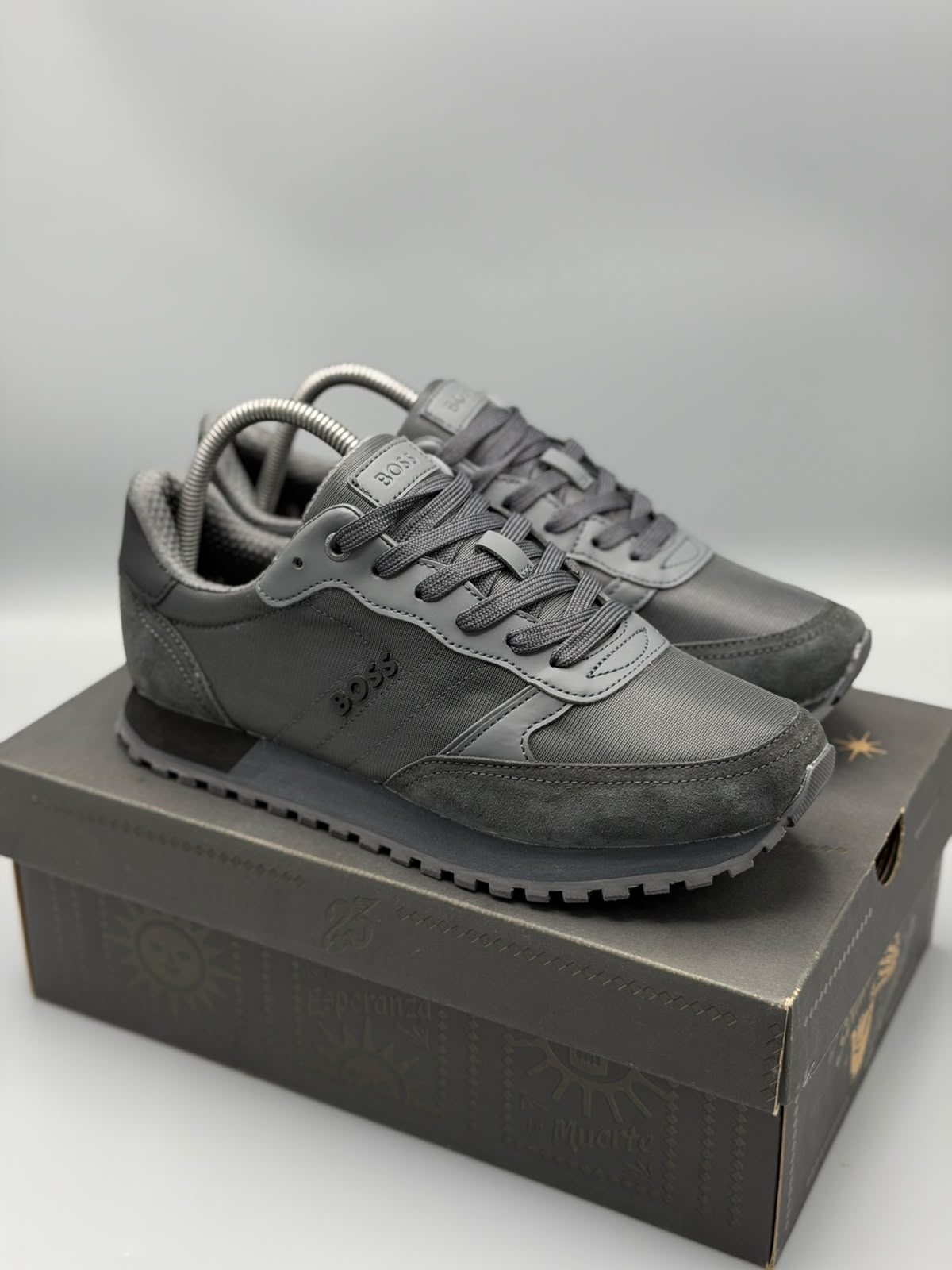 Hugo Boss – Gris Grafito / Negro
