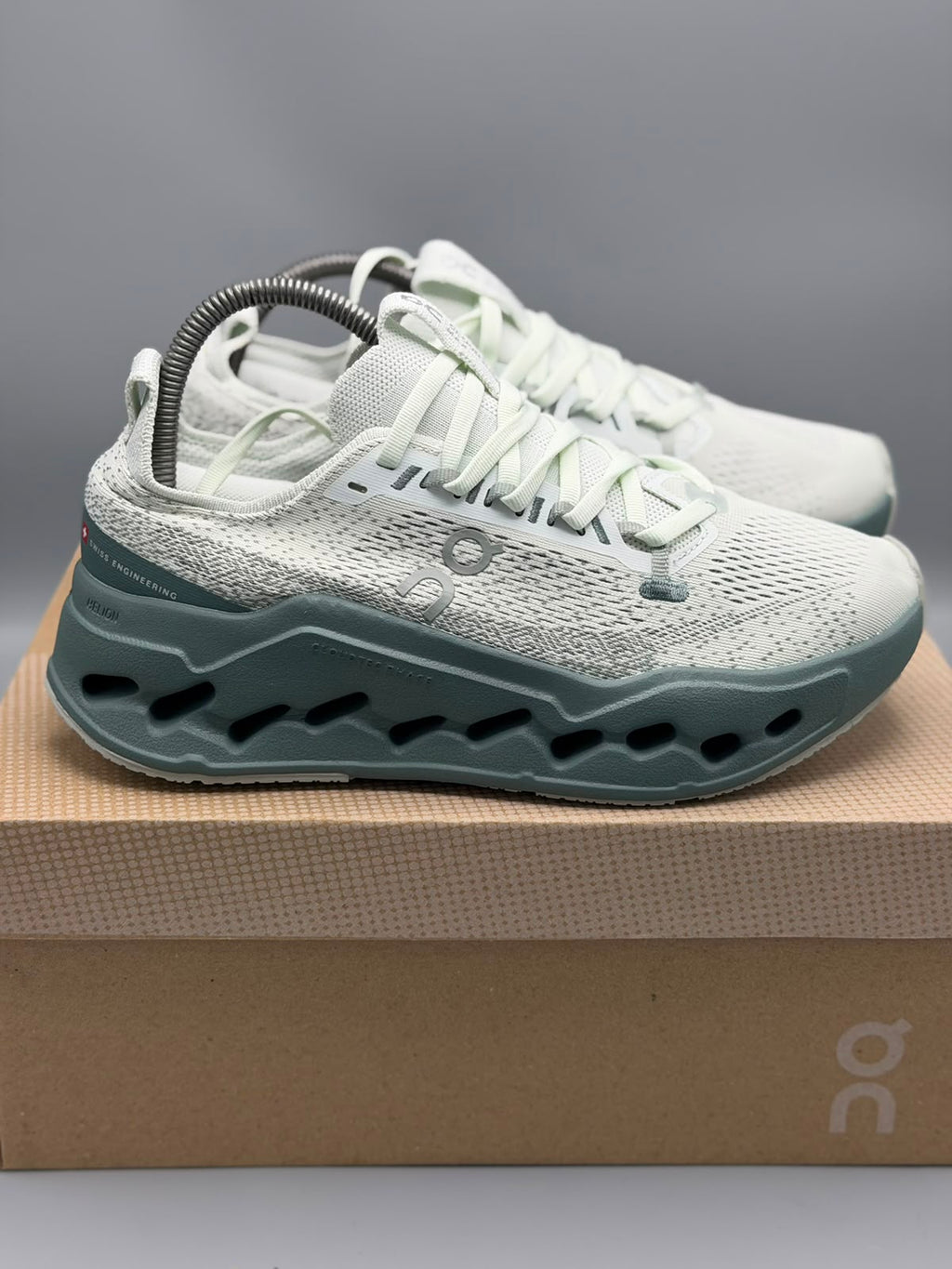 On Running Cloudsurfer – Verde Salvia / Gris Claro