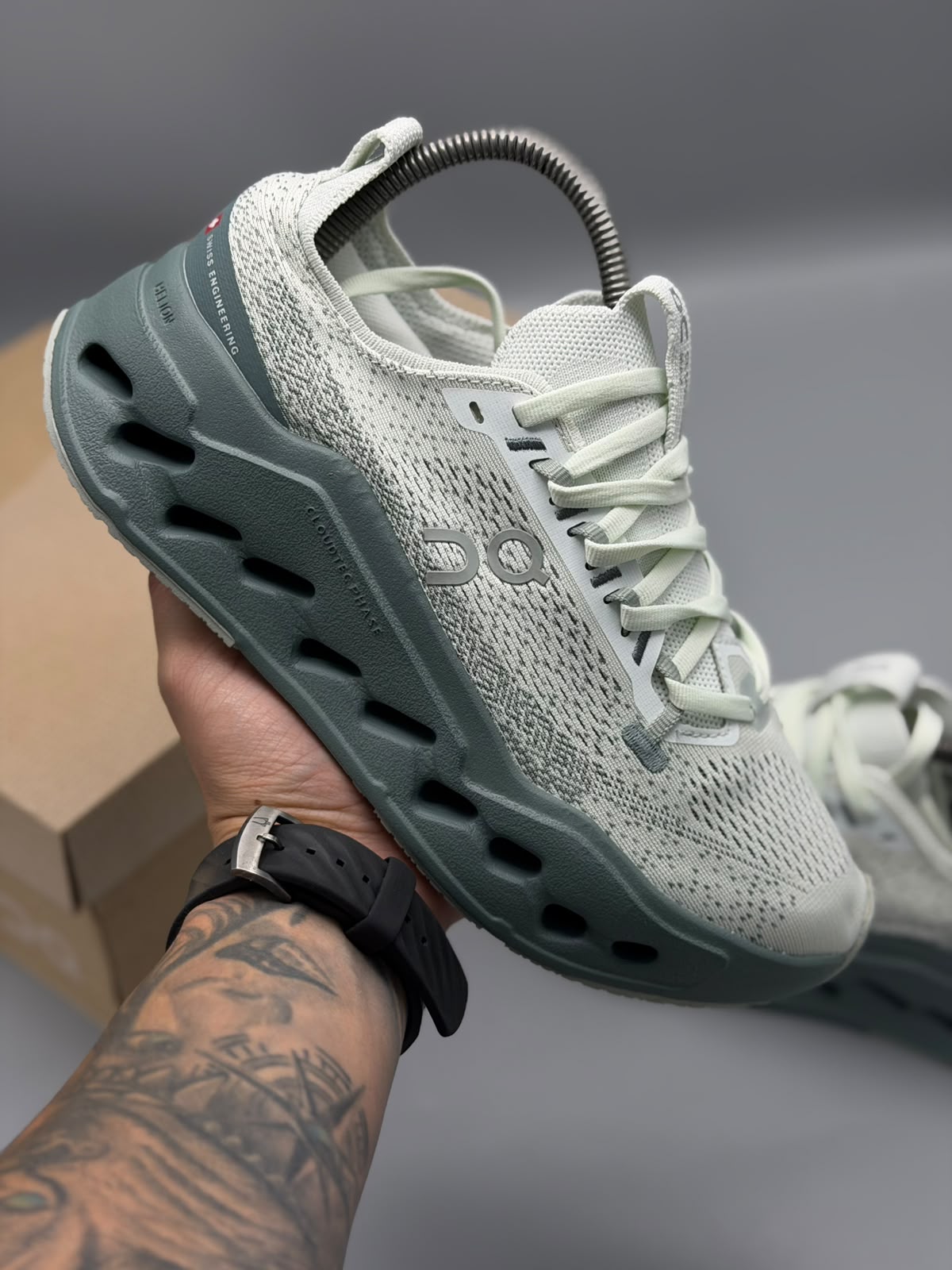 On Running Cloudsurfer – Verde Salvia / Gris Claro