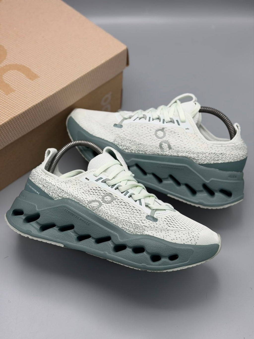 On Running Cloudsurfer – Verde Salvia / Gris Claro