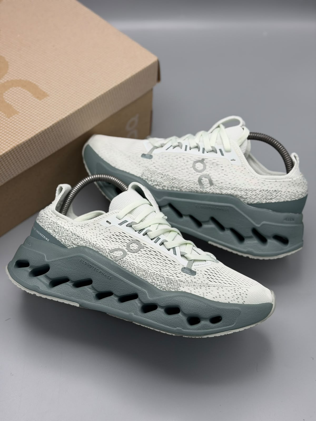 On Running Cloudsurfer – Verde Salvia / Gris Claro