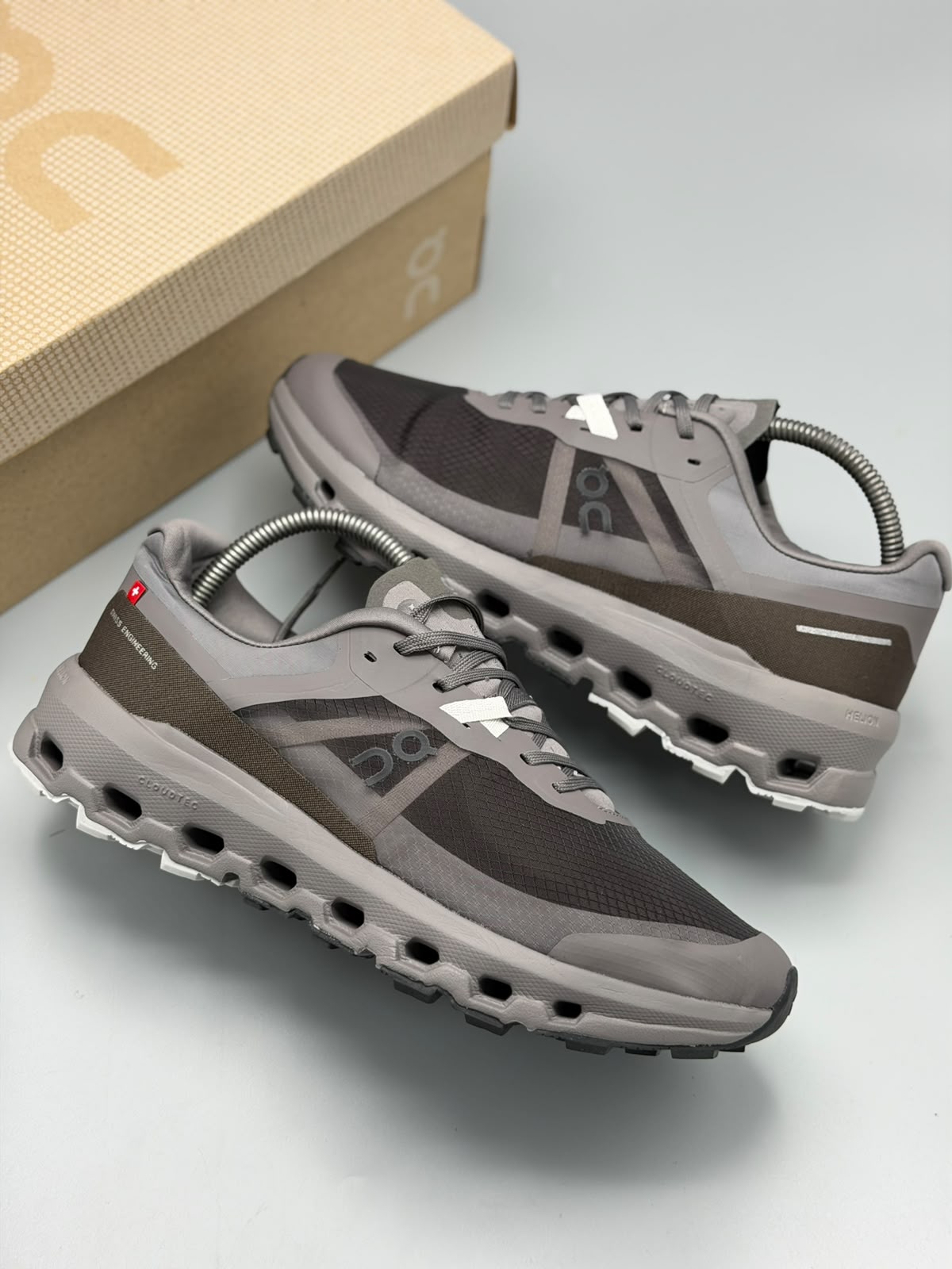 On Running Cloud – Gris Grafito / Negro / Taupe